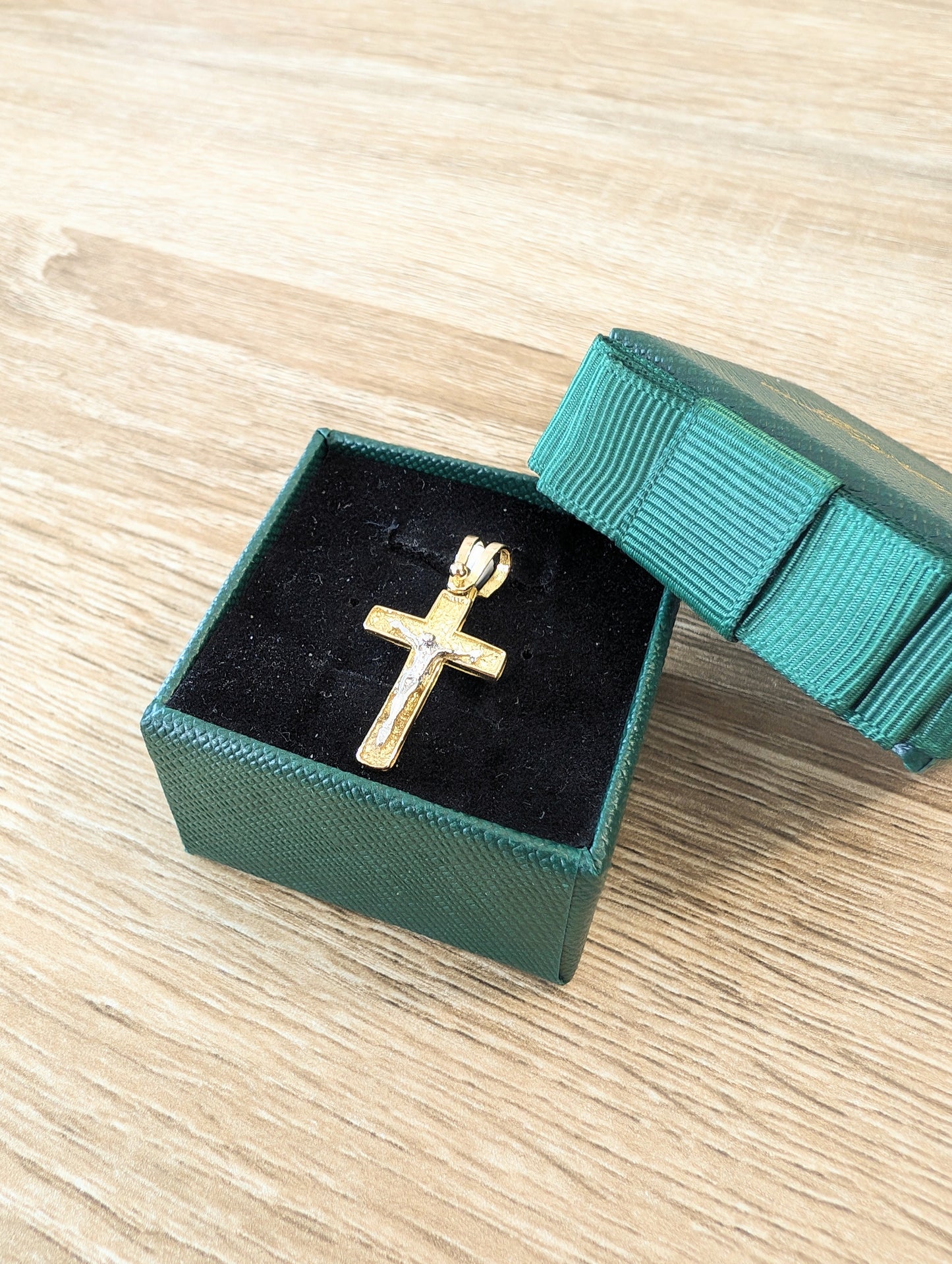 18kt Crucifix